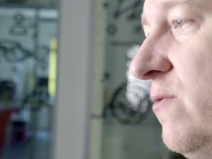 Prof. Kochanowski: "Jestem gejem. Będę się bronił". Internauci: Za tęczą się chowasz, papierowy tygrysie?
