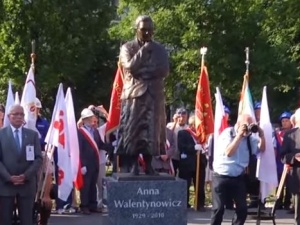 [video] Wieńce od Prezydenta RP przy pomniku Anny Walentynowicz w rocznicę urodzin legendy Solidarności