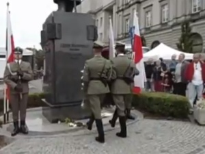 [video] A tak prez. Komorowski "składał" wieniec pod pomnikiem Marszałka Piłsudskiego 15 sierpnia 2012
