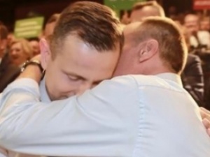 Komentarze uścisków liderów Koalicji Polskiej: "Honecker z Breżniewem by pozazdrościli", "Gorzko, gorzko"