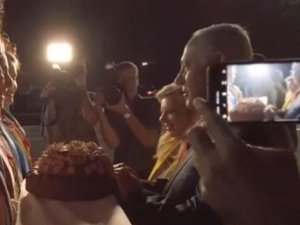 [video] Powitanie chlebem na Ukrainie. Żona Netanyahu rzuca go na ziemię, ale to nie wszystko!