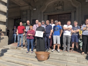 Szczecinianie nie dopuścili feministek do kościoła "było ich ok 30-40, ale nas zjawiło się 2x więcej