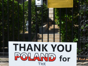 Nietypowy baner zawisł na polskiej ambasadzie w USA. Za co Amerykanie dziękują Polakom?