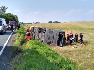 Autokar z pielgrzymami wypadł z jezdni k. Olsztyna. Są ranni