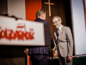 [nasza fotorelacja] Uroczystość wręczenia Krzyży Wolności i Solidarności w historycznej Sali BHP