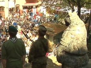 [Wideo] Rzeźba Misia Wojtka stanęła w Sopocie i... przyciągnęła tłumy!