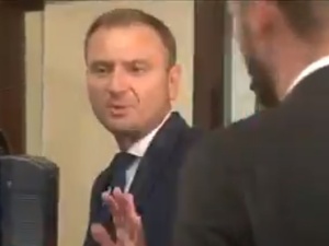 [video] Kolejne kłopoty Nitrasa. "Czy to co pan robi to oszustwo wyborcze?". Nerwowa reakcja posła