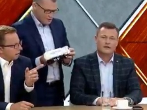 [video] Konsternacja na antenie TVP Info. Polityk PiS wręczył politykowi PSL cysternę wstydu