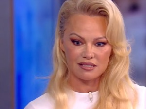 Celebryci wszędzie tacy sami. Pamela Anderson ogłosiła rewolucyjną koncepcję polityczną
