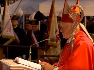 [video] XXXVII Pielgrzymka Ludzi Pracy na Jasną Górę. Msza na Szczycie. Abp Szal: W Krzyżu zwycięstwo