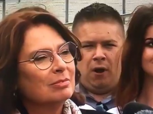 [video] Mistrz drugiego planu. "Premier" Kidawa-Błońska mówi o "energii", a gość z tyłu... ziewa