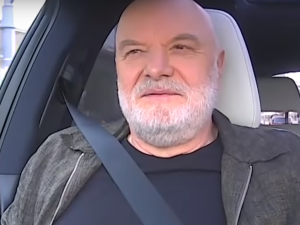 Andrzej Mleczko, rysownik "Polityki", w najnowszej karykaturze żartuje z chorych psychicznie...
