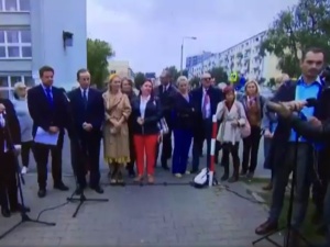 [video] Wyborca zapytał Trzaskowskiego: "Kiedy te g.wna przestaną płynąć?". Usiłowano mu odebrać mikrofon