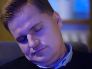 [video] "Wyborów nie wygrywa się leżąc na kanapie!". PiS mobilizuje wyborców w najnowszym spocie
