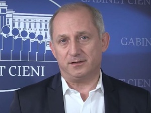 "W PiS musi się palić z powodu służby zdrowia. Przepraszam KOD". Kuriozalne tłumaczenie Neumanna