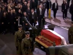 [video] Polacy pożegnali Kornela Morawieckiego. Ulicami Warszawy przeszedł kondukt żałobny