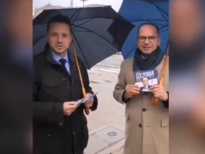 [video] Szczerba z Trzaskowskim rozdają ulotki na skrzyżowaniu w W-wie. Zainteresowanie? Sami zobaczcie