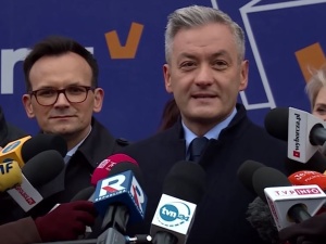 "Wpłaty były zatem monitorowane". Lukratywne posady za wpłaty na konto fundacji Biedronia?