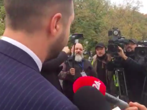 [video] „Nie było żadnej afery PO”. „Obywatele” zakłócają konferencję Partyka Jakiego