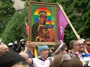 Tournée po marszach równości, kpiny z wiary, pornografia dla dzieci. TVP przeniknęła do środowisk LGBT