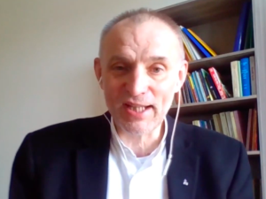 Nie chce Ci się iść na wybory? Ten jezuita będzie jechał 33 godziny pociągiem by oddać głos