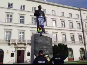 Działacz Obywateli RP wszedł na pomnik Lecha Kaczyńskiego z banerem. Zdjęcie udostępnia polityk PO