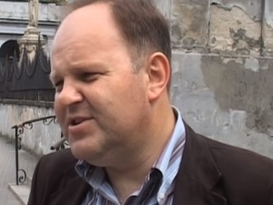 Ks. [?] Kazimierz Sowa namawia do głosowania na konkretnego polityka. To tak można?