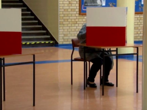 Warszawa. Członek komisji przyszedł do lokalu wyborczego z bronią