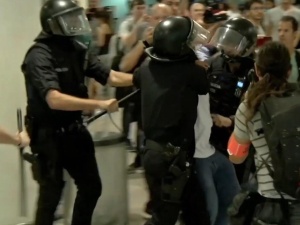 [video] Wielotysięczne protesty w Barcelonie. Policja bije demonstrantów