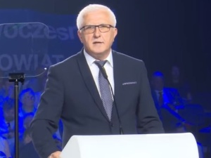 "Szkoda że głosy oddane na PiS nie są jawne (…) kto sprzedał się za parę zł". Skandaliczny wpis senatora