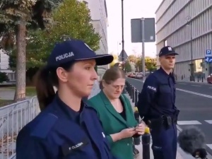 [video] "Obrońcy demokracji" nie pozwolili Krystynie Pawłowicz spokojnie zamówić taksówki pod Sejmem