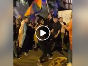 [video] Rocznica wyboru JPII na papieża. Środowiska LGBT urządzają sobie pod Oknem Papieskim dzikie wycia