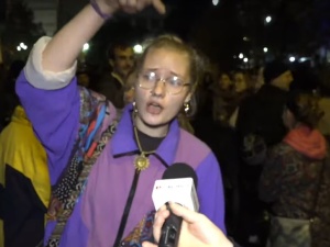 [video] "Obrończyni edukacji seksualnej" do dziennikarza: "Pluję na takie osoby jak ty!"