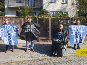 [video] Odrażające. "Obrońcy demokracji" pod domem brata tragicznie zmarłego L.Kaczyńskiego: "Gdzie wrak"