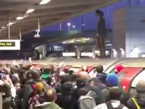 [video] Tak Londyńczycy poradzili sobie z ekoterrorystami, którzy usiłowali zablokować metro