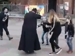 [video] Odrażająca prowokacja. Dzieci "przepędzają" wicenaczelnego NIE przebranego za księdza