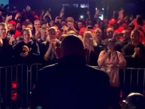 [video] Zderzenie cywilizacji. Lewicowa młodzież witała Urbana oklaskami i skandowaniem: "Niech żyje nam"