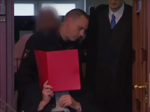 Całą rozprawę zasłaniał swoją twarz. 93. letni żołnierz SS stanął przed niemieckim sądem