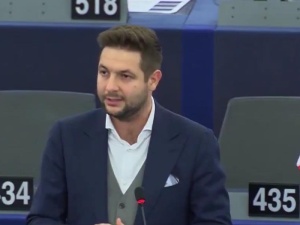 [video] Patryk Jaki czyta europarlamentarzystom projekt ustawy "Stop Pedofilii" - "Wypadałoby przeczytać"