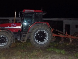 Prowadził traktor mając 3 promile alkoholu we krwi. Zapomniał podnieść pług i zaorał drogę