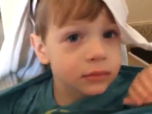 [video] "Mama powiedziała, że jestem dziewczynką" - matka chce zmienić płeć syna