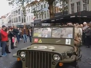 [video] Wiwatujęce tłumy. Tak wyglądał przejazd weteranów dywizji gen. Maczka przez Bredę