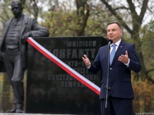Gazeta.pl: „Gumkowanie” Trzaskowskiego ze zdjęć prezydenta Dudy. Internautka postanowiła to sprawdzić