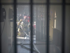 Przemysław Jarasz: Alarm w Zakładzie Karnym: negocjacje, zakładnik uwolniony, pożar ugaszony