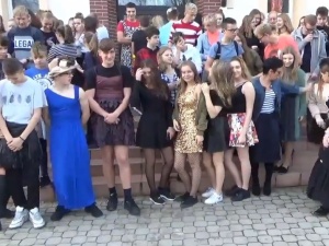 [video] Nadchodzi kryzys męskości w Polsce? Chłopcy przebrani w damskie stroje na "Dzień spódnicy"