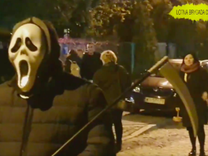 "Cukierek albo psikus". "Obrońcy demokracji" pod domem J. Kaczyńskiego w Halloween. Interwencja policji