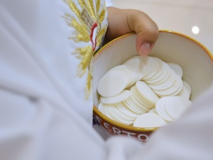 "Kościół musi chronić Eucharystii". Terlikowski stanowczo o incydencie 13-latka z hostią 