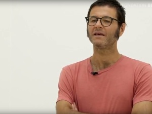 Jak ten Sasnal kocha Ojczyznę: "W Polsce musisz znosić bekanie i pierdzenie rodaków"