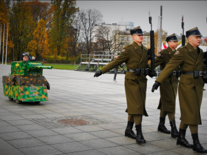 Kolejny skandaliczny happening „Lotnej Brygady Opozycji”. Tym razem przed pomnikiem smoleńskim