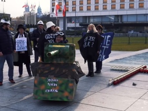 No proszę. Dziennikarka GW: Papierowy czołg przy Grobie Nieznanego Żołnierza to brak szacunku do munduru